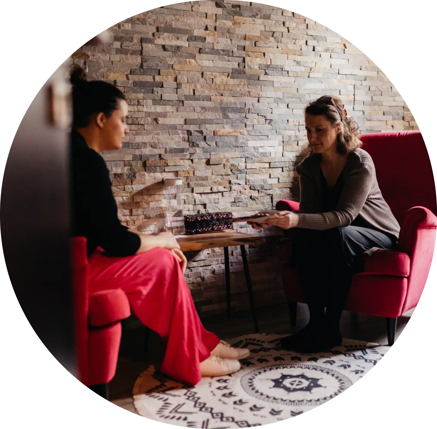 dwie kobiety siedzące na na fotelach 